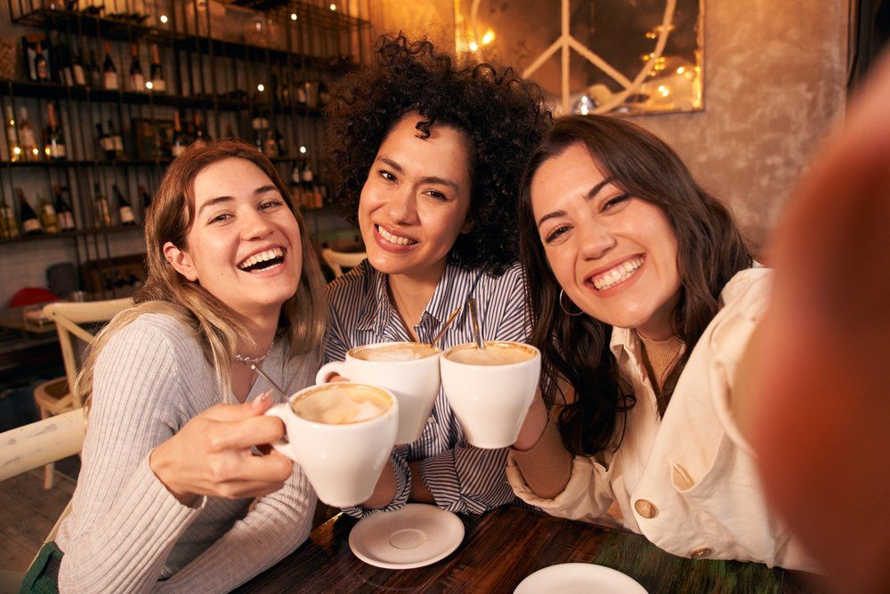 Personas tomando café